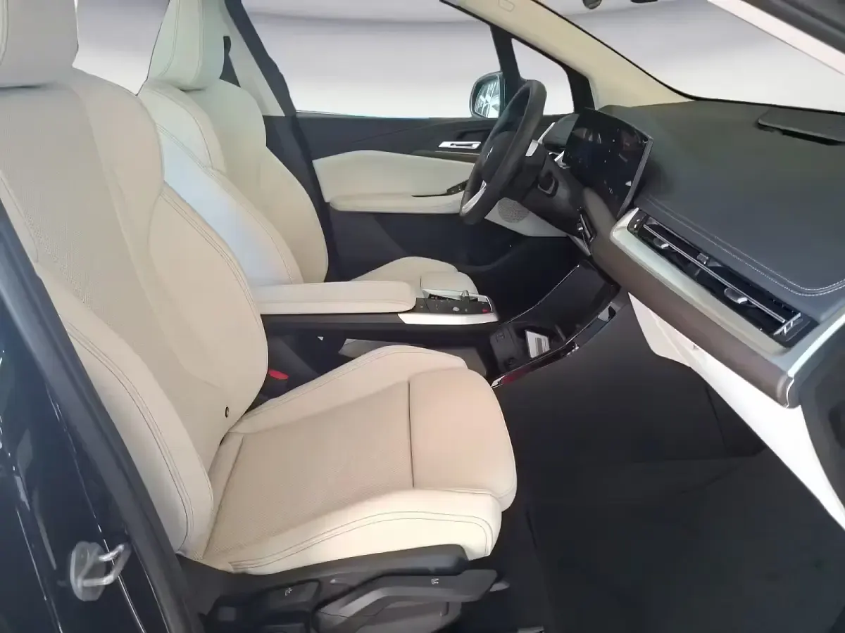 Neu BMW 218 Active Tourer Luxury Line 136 PS (100 kW) 2026 Schwarz Van / Kleinbus