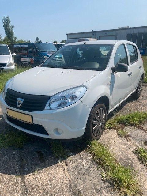 Weiß Gebraucht 2012 Dacia Sandero Ambiance Kleinwagen | 3.998 € (Fairer Preis) - Bild 1/4