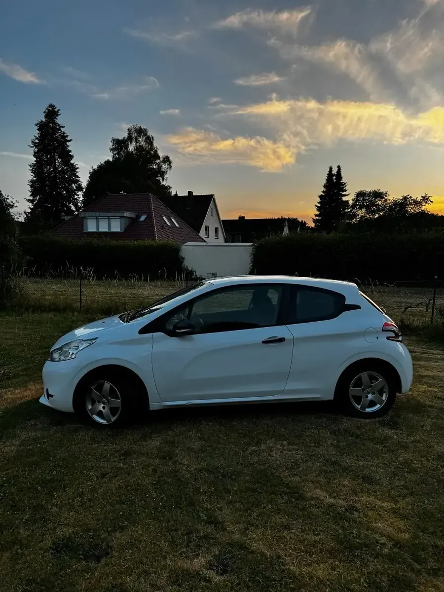 Gebraucht Peugeot 208 68 PS (50 kW) 2012 Weiß Kleinwagen