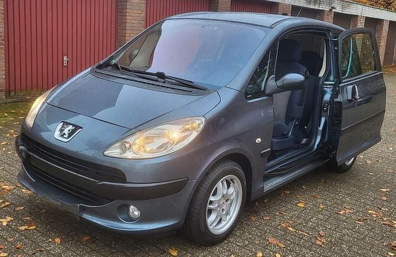 Grau Gebraucht 2006 Peugeot 1007 Van / Kleinbus | 1.550 € (Guter Preis) - Bild 1/4