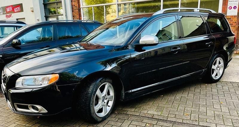 Schwarz Gebraucht 2012 Volvo V70 R-Design Kombi | 12.900 € (Fairer Preis) - Bild 1/4