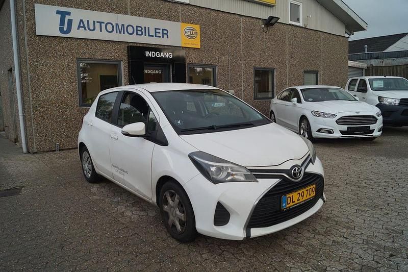 Weiß Gebraucht 2015 Toyota Yaris Comfort Van / Kleinbus | 3.500 € - Bild 1/4