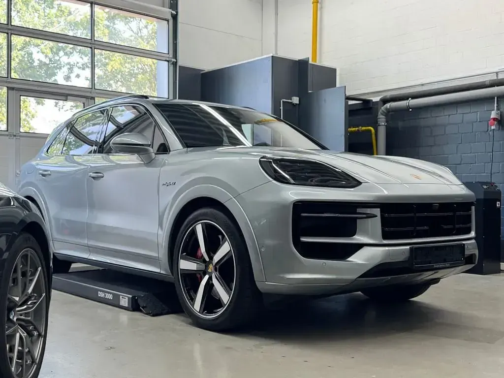 Gebraucht Porsche Cayenne S E-Hybrid 519 PS (381 kW) 2024 Silber SUV