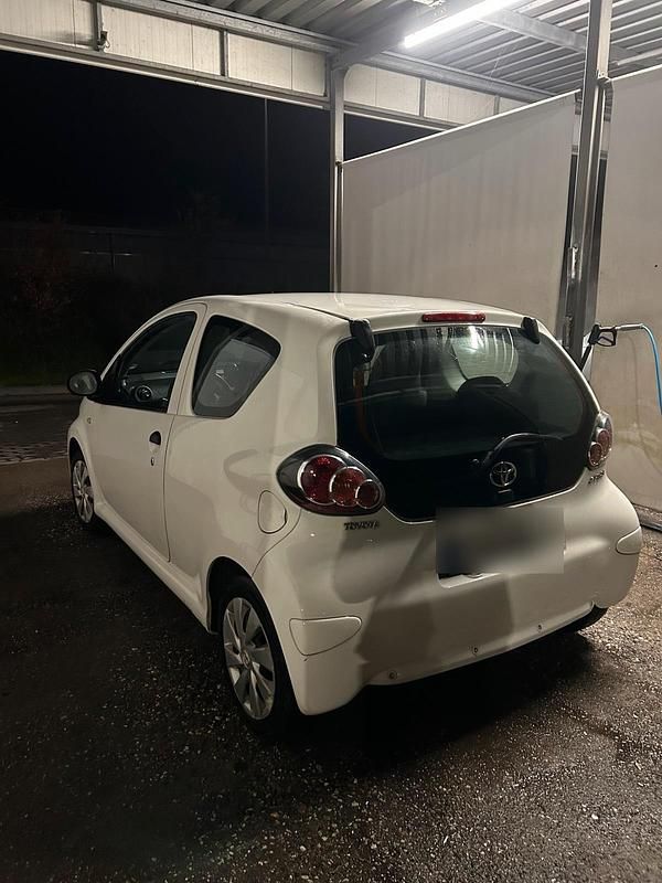Gebraucht Toyota Aygo 68 PS (50 kW) 2012 Weiß Kleinwagen