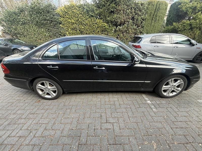 Gebraucht Mercedes E200 194 PS (142 kW) 2007 Schwarz Limousine