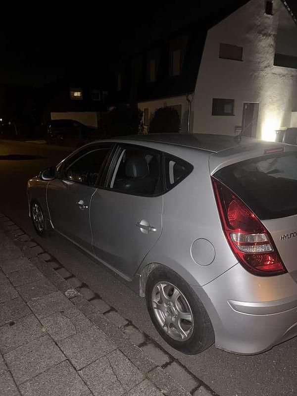 Grau Gebraucht 2011 Hyundai i30 Classic Kleinwagen | 4.000 € (Etwas zu teuer) - Bild 1/4