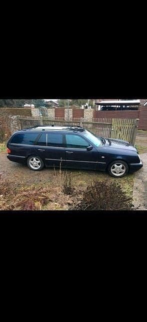 Gebraucht Mercedes E230 Avantgarde 150 PS (110 kW) 1996 Violet Kombi