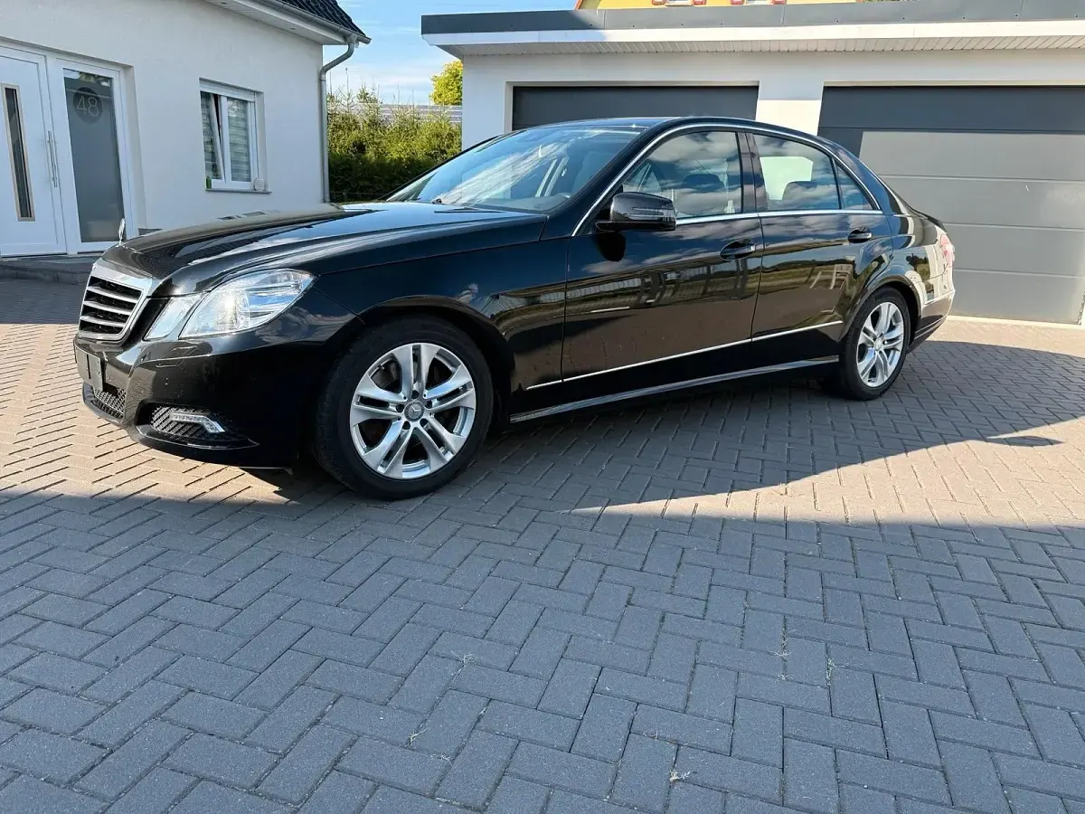 Gebraucht Mercedes E250 Avantgarde 204 PS (150 kW) 2009 Schwarz Limousine