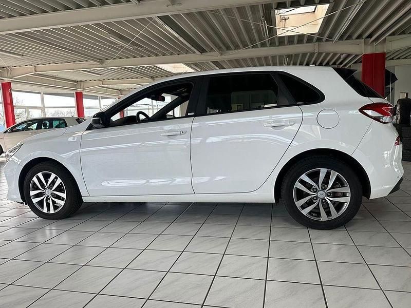 Gebraucht Hyundai i30 Passion 99 PS (72 kW) 2018 Weiß Limousine