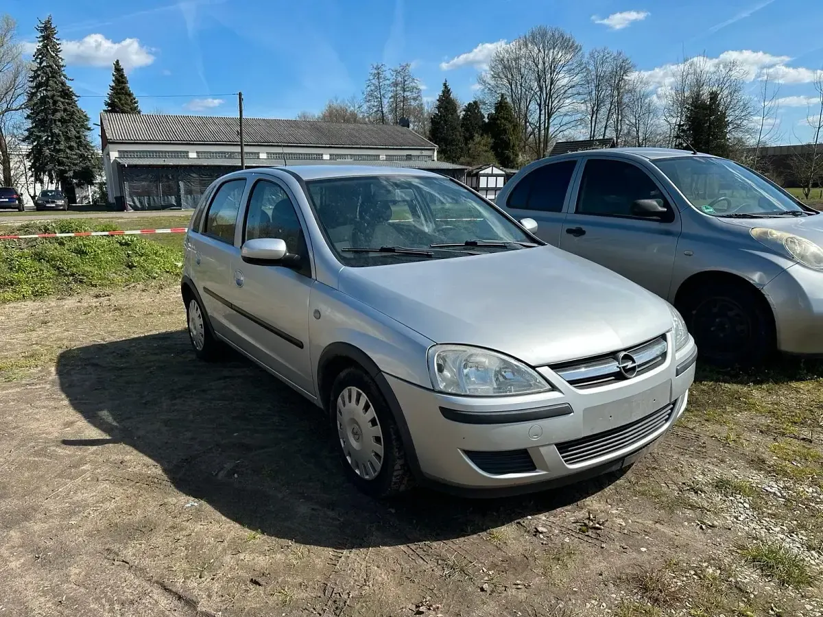 Używany Opel Corsa 88 KM (64 kW) 2003 Srebrny Hatchback