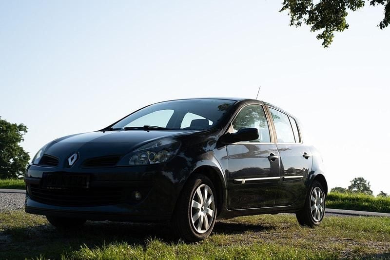 Schwarz Gebraucht 2005 Renault Clio II Dynamique Limousine | 1.600 € (Fairer Preis) - Bild 1/4