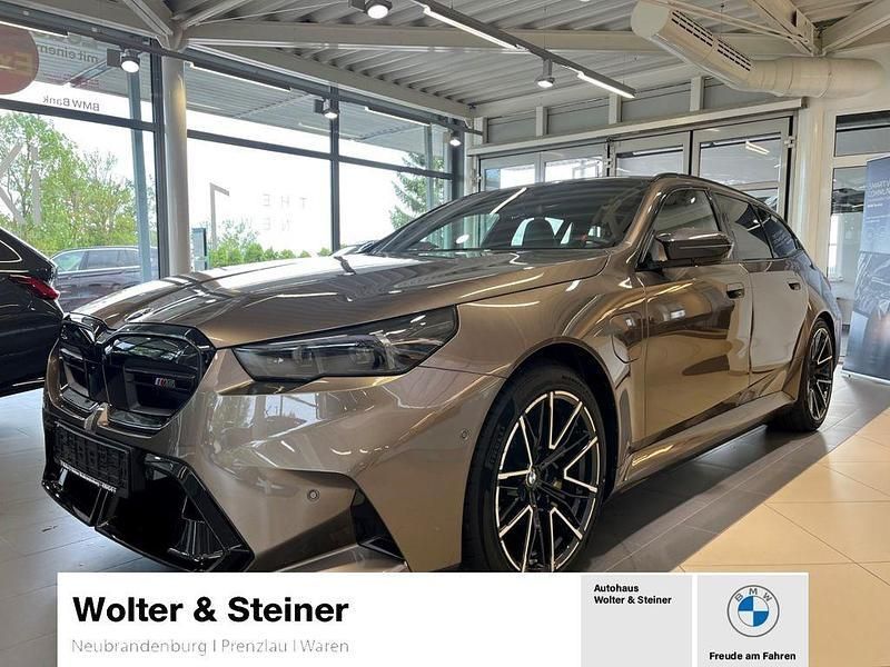 Braun Neu 2025 BMW M5 Sport Line Limousine | 174.330 € - Bild 1/4