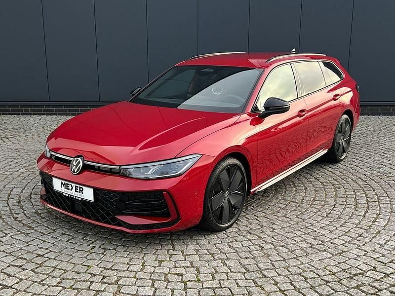 Neu VW Passat R-line 193 PS (141 kW) 2025 Chilirot metallic Kombi