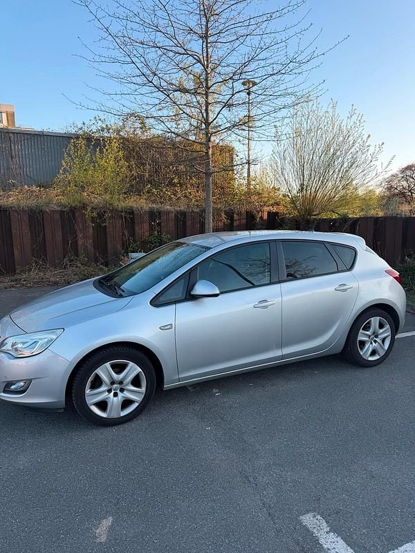 Second-hand Opel Astra 120 CP (88 kW) 2011 Argintiu Berlinǎ