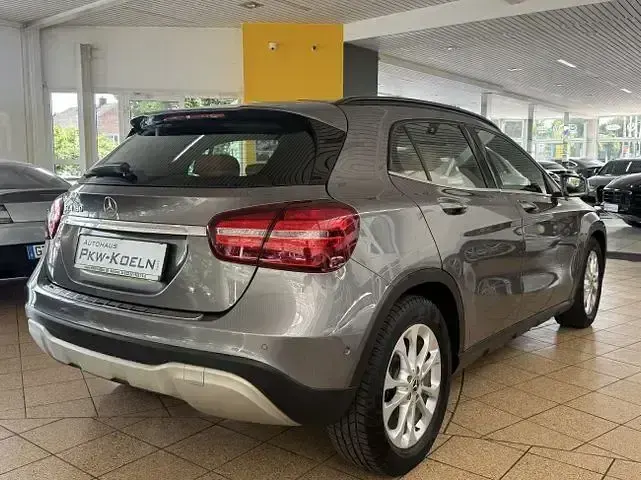 Gebraucht Mercedes GLA180 122 PS (89 kW) 2020 Mountaingrau  met. (metallic) SUV