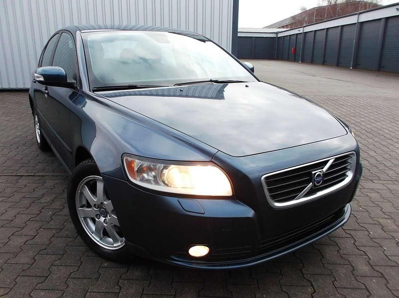 Gebraucht Volvo S40 109 PS (80 kW) 2010 Royalblaumetallic. Limousine