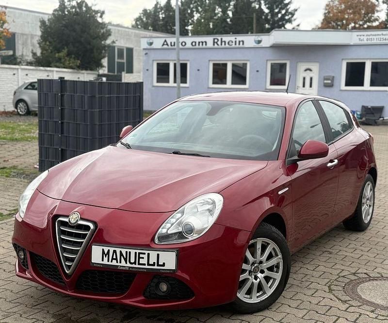 Rot Gebraucht 2010 Alfa Romeo Giulietta Kleinwagen | 3.950 € (Guter Preis) - Bild 1/4