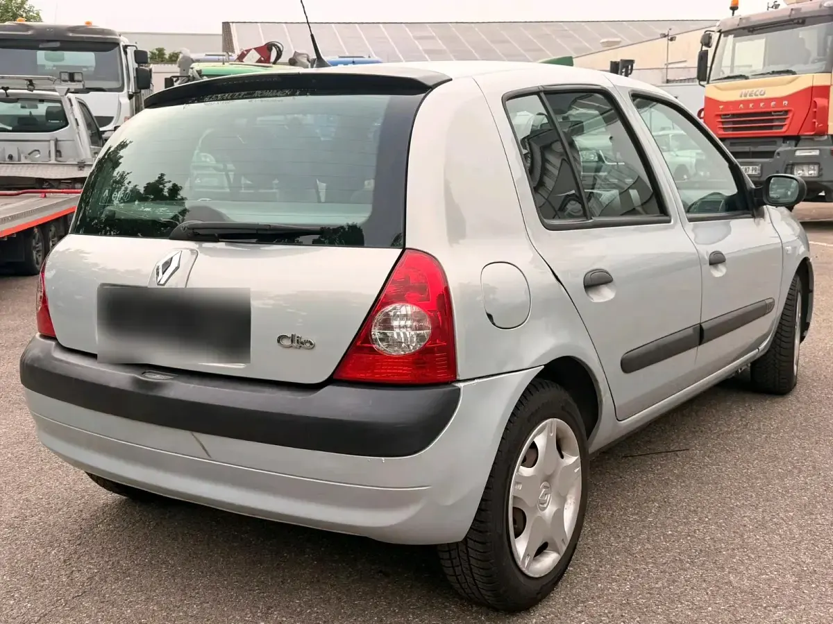 Używany Renault Clio II 58 KM (42 kW) 2004 Srebrny Hatchback