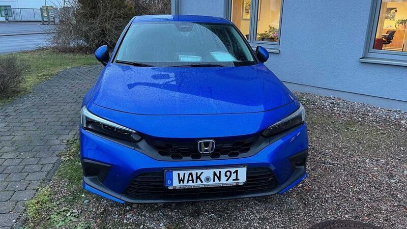 Premium crystal blue metallic Gebraucht 2024 Honda Civic Elegance Limousine | 30.970 € (Etwas zu teuer) - Bild 1/4