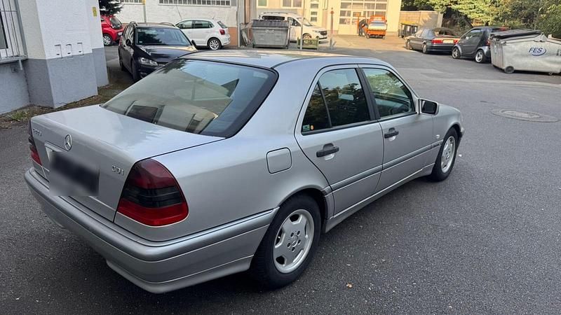 Gebraucht Mercedes C220 125 PS (91 kW) 1998 Silber Limousine