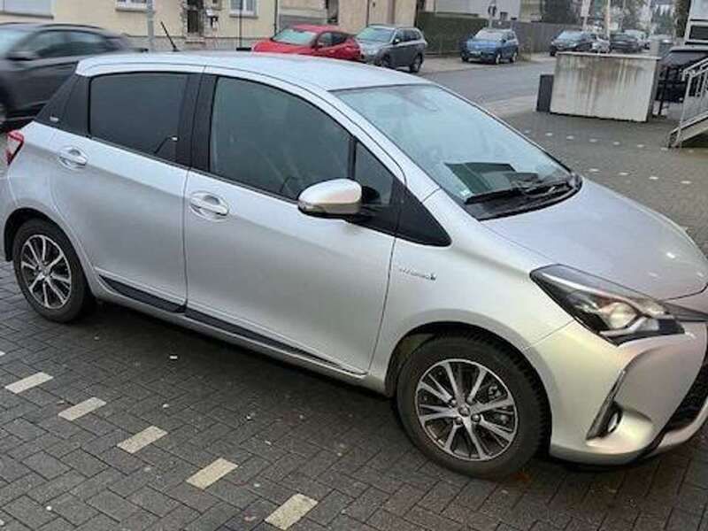 Silber Gebraucht 2020 Toyota Yaris Hybrid Limousine | 16.290 € (Guter Preis) - Bild 1/4