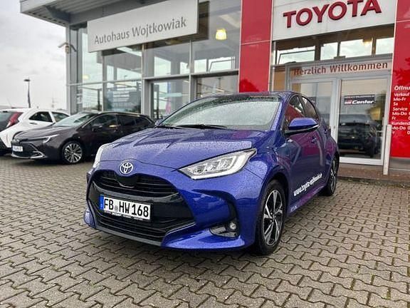 Blau Gebraucht 2024 Toyota Yaris Hybrid Comfort Limousine | 22.590 € (Guter Preis) - Bild 1/4