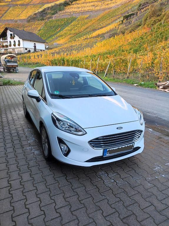 Weiß Gebraucht 2018 Ford Fiesta Cool & Connect Kleinwagen | 8.299 € (Guter Preis) - Bild 1/4