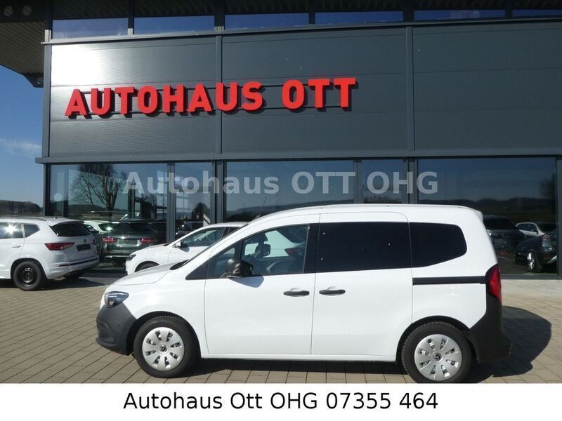Weiß Gebraucht 2022 Mercedes Citan 110 Kombi | 17.999 € (Teuer) - Bild 1/4