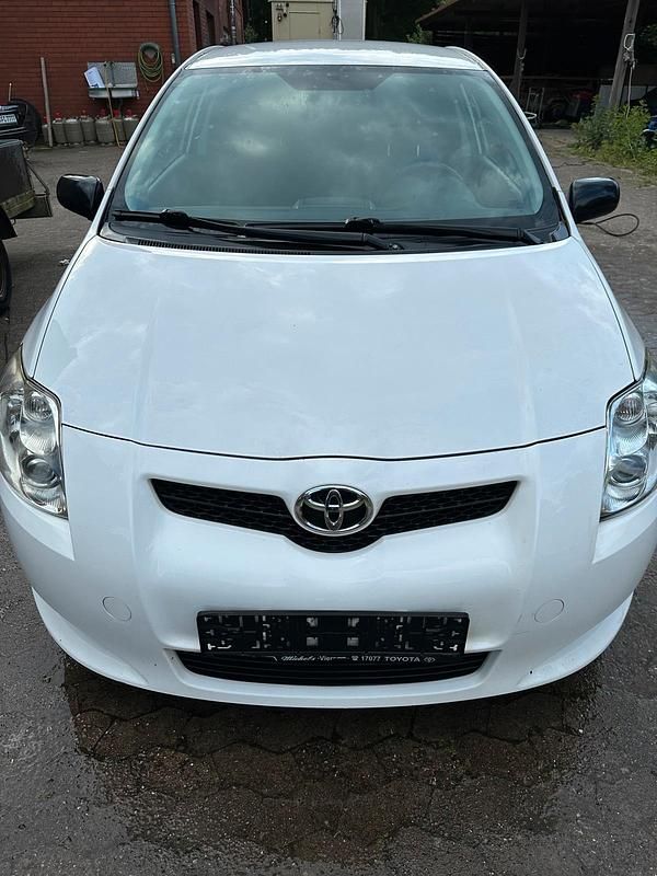 Weiß Gebraucht 2008 Toyota Auris Limousine | 1.950 € - Bild 1/4
