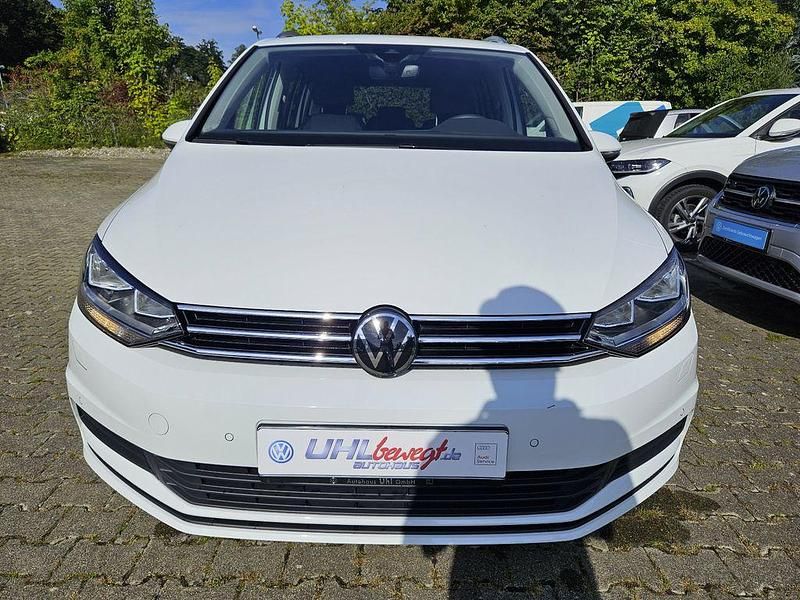 Pure white Gebraucht 2024 VW Touran Comfortline Van / Kleinbus | 34.589 € (Fairer Preis) - Bild 1/4