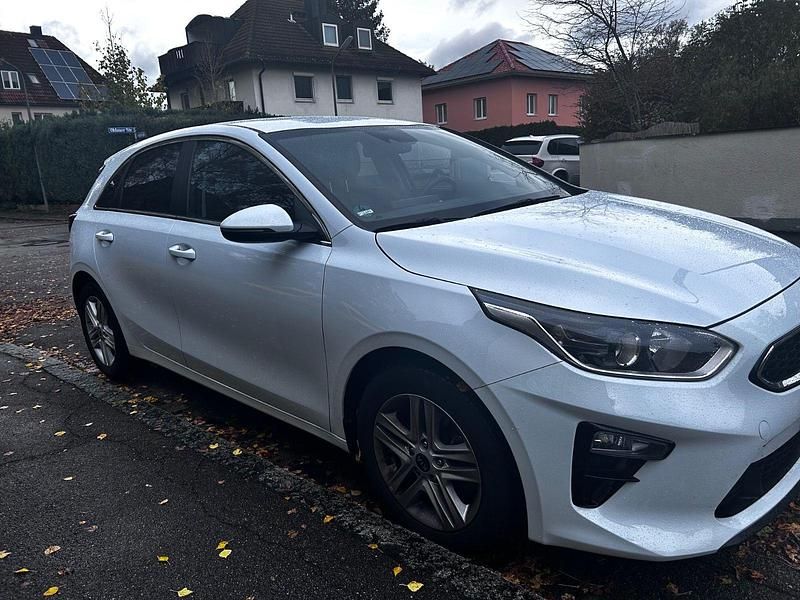 Używany Kia Ceed Vision 160 KM (117 kW) 2021 Biały Hatchback