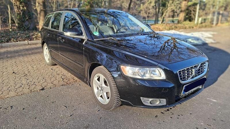 Schwarz Gebraucht 2010 Volvo V50 Momentum Kombi | 3.000 € (Fairer Preis) - Bild 1/4