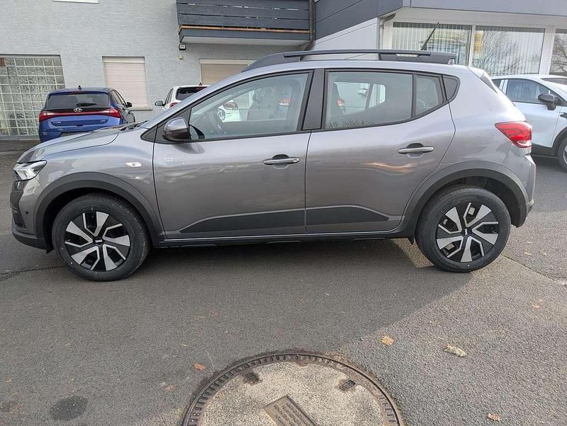 Neu Dacia Sandero Expression 67 PS (49 kW) 2025 Schiefergrau SUV