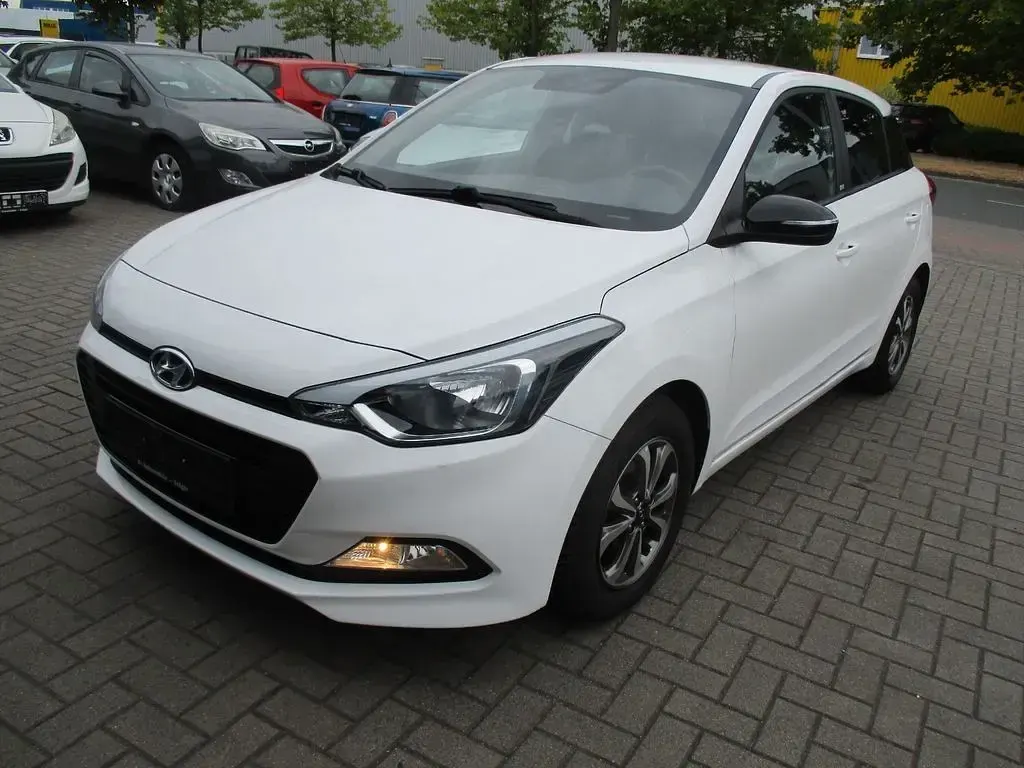 Gebraucht Hyundai i20 Passion 101 PS (74 kW) 2018 Weiß Limousine