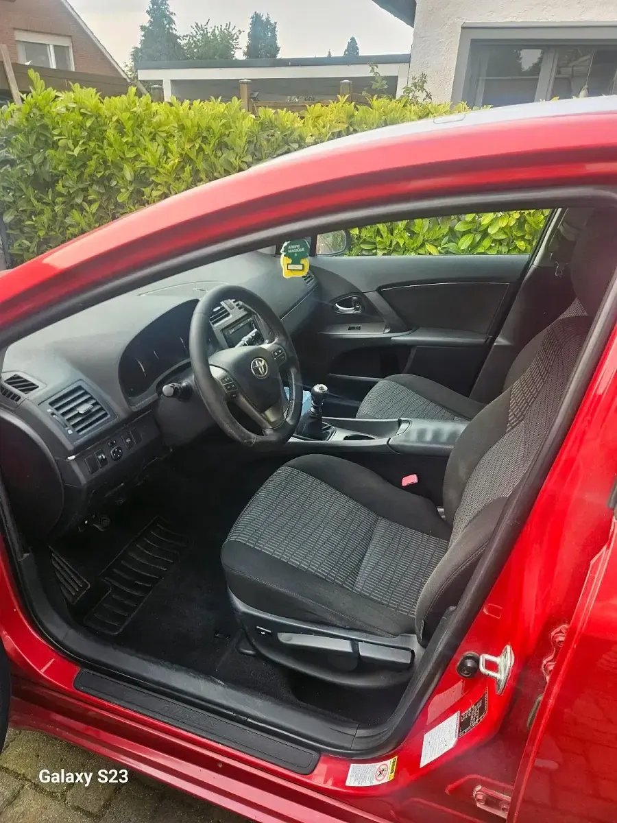 Gebraucht Toyota Avensis T2 150 PS (110 kW) 2011 Rot Kombi