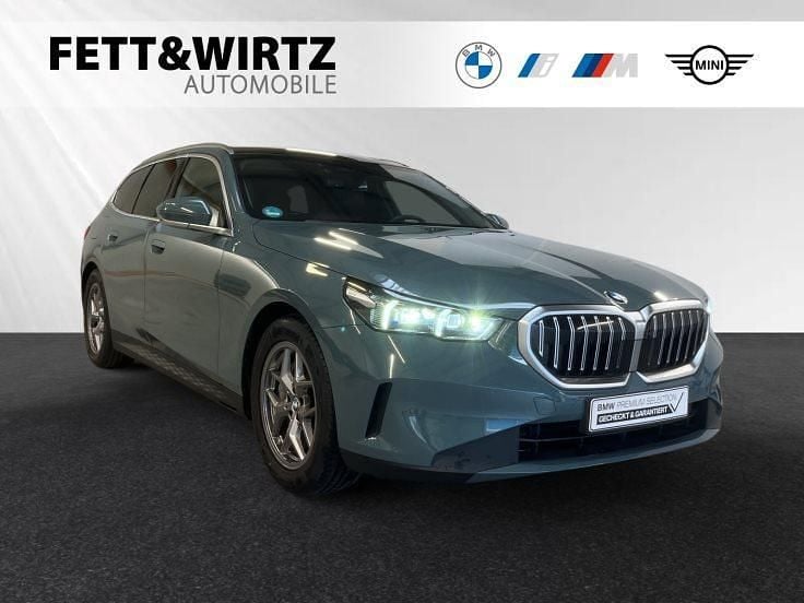 Cape york grün metallic Gebraucht 2024 BMW 540 Comfort Edition Kombi | 58.900 € - Bild 1/3