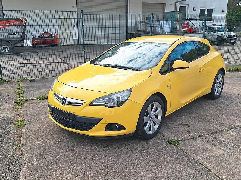 Gelb Gebraucht 2011 Opel Astra GTC Coupé | 6.799 € (Etwas zu teuer) - Bild 1/4