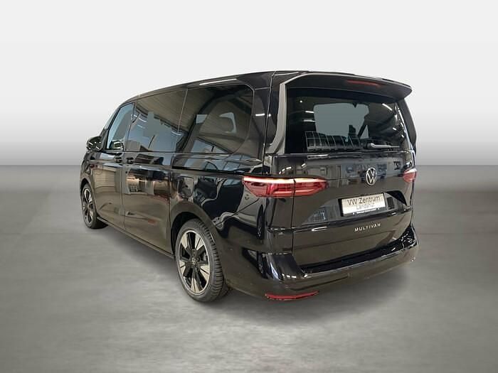 Gebraucht VW Multivan Life 150 PS (110 kW) 2025 Deep black perleffekt Van / Kleinbus