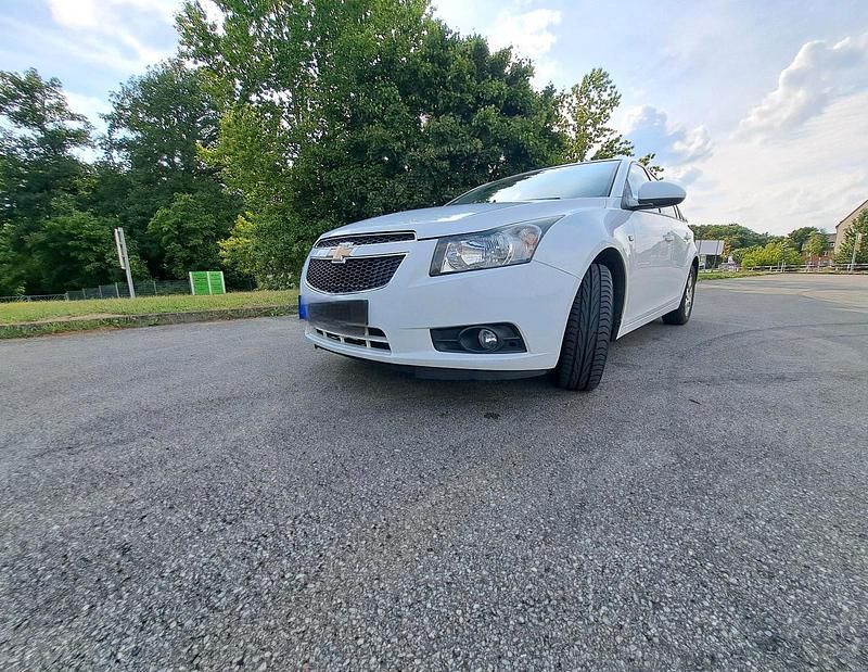 Weiß Gebraucht 2012 Chevrolet Cruze Limousine | 5.600 € (Fairer Preis) - Bild 1/4