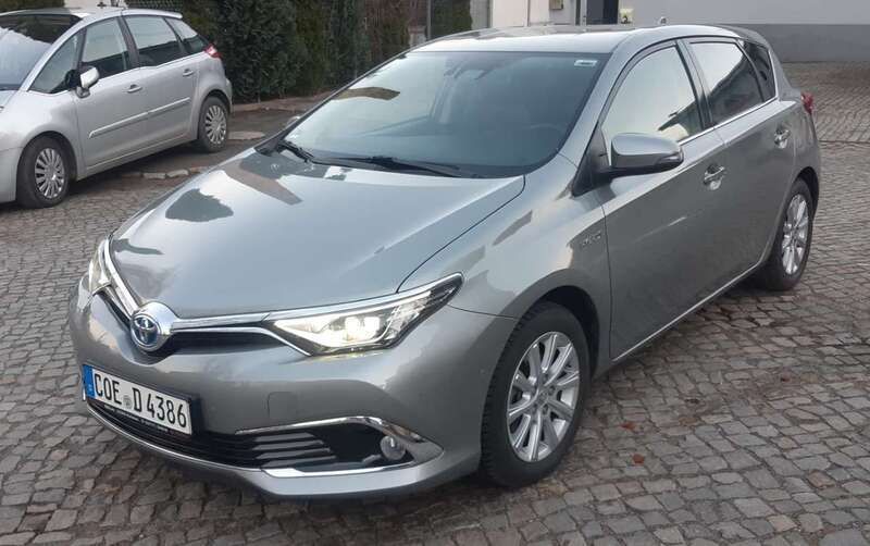 Silber Gebraucht 2016 Toyota Auris Hybrid Executive Limousine | 13.500 € (Fairer Preis) - Bild 1/4