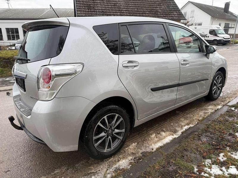 Gebraucht Toyota Verso Life 124 PS (91 kW) 2013 Silver metallic Van / Kleinbus