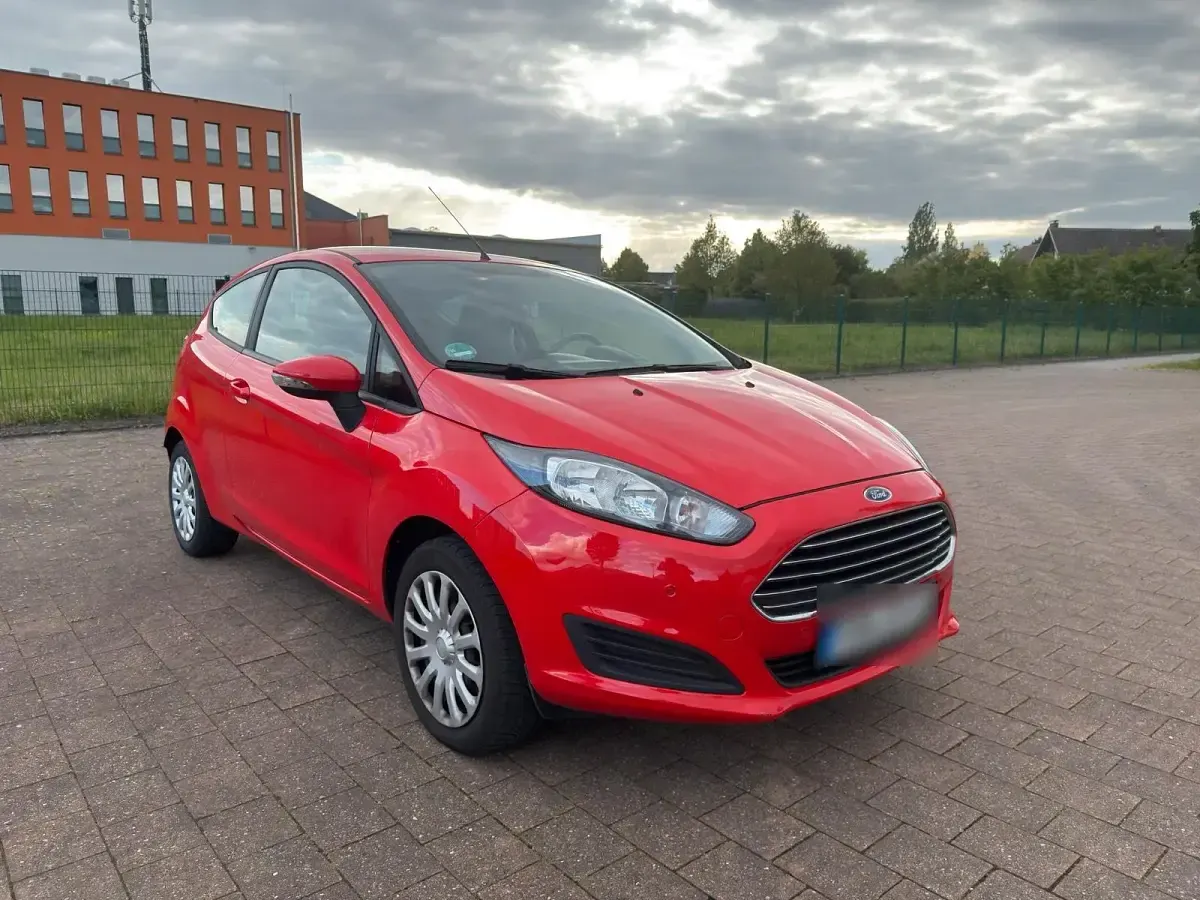 Gebraucht Ford Fiesta 80 PS (58 kW) 2014 Rot Kleinwagen