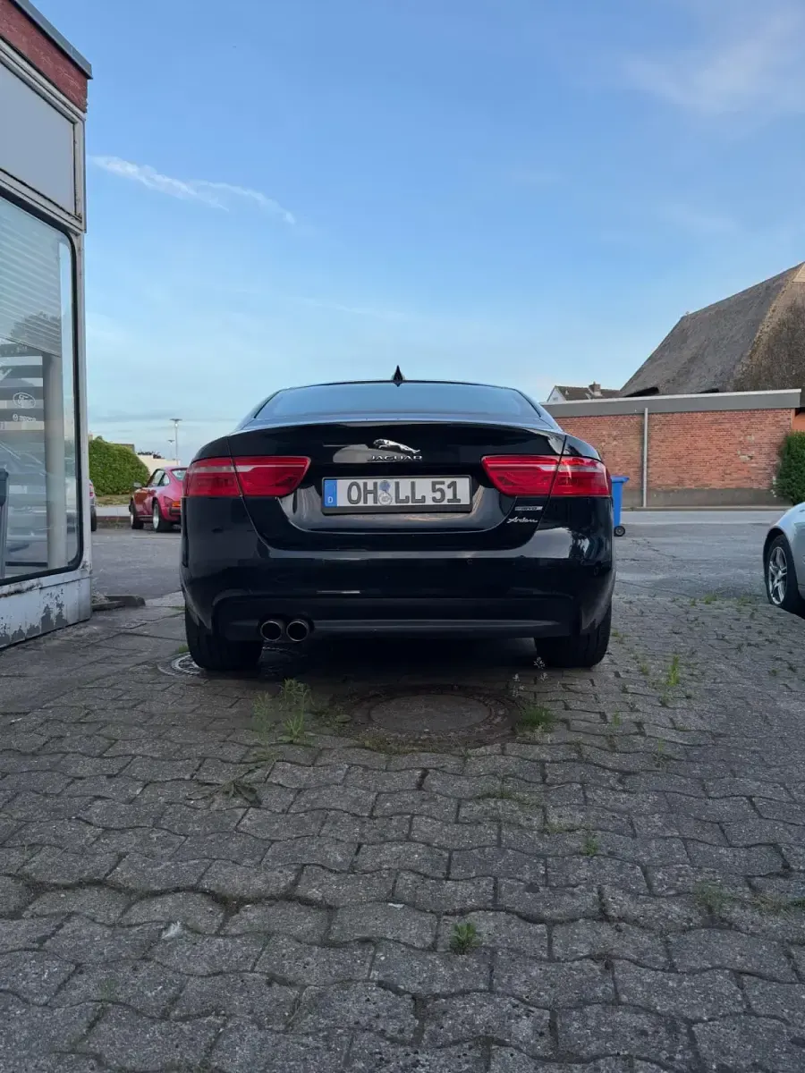Gebraucht Jaguar XE 180 PS (132 kW) 2016 Schwarz Limousine