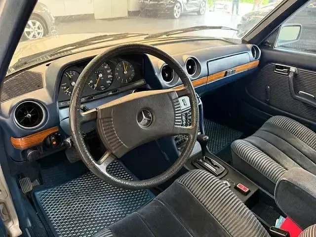 Brugt Mercedes E280 270 HK (198 kW) 1979 Sølv Sedan