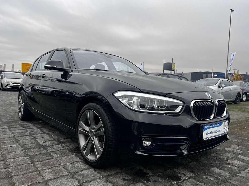Black sapphire metallic Gebraucht 2017 BMW 118 Sport Line Kleinwagen | 14.400 € (Fairer Preis) - Bild 1/4