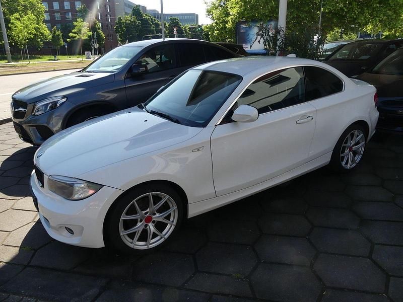 Weiß Gebraucht 2011 BMW 125 Coupé Sport Line Coupé | 12.900 € (Fairer Preis) - Bild 1/4