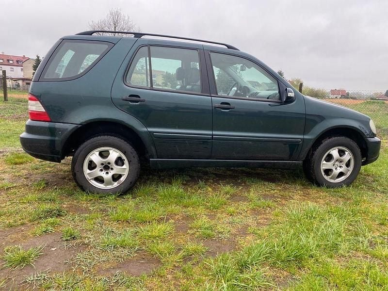 Second-hand Mercedes ML270 163 CP (119 kW) 2001 Verde SUV
