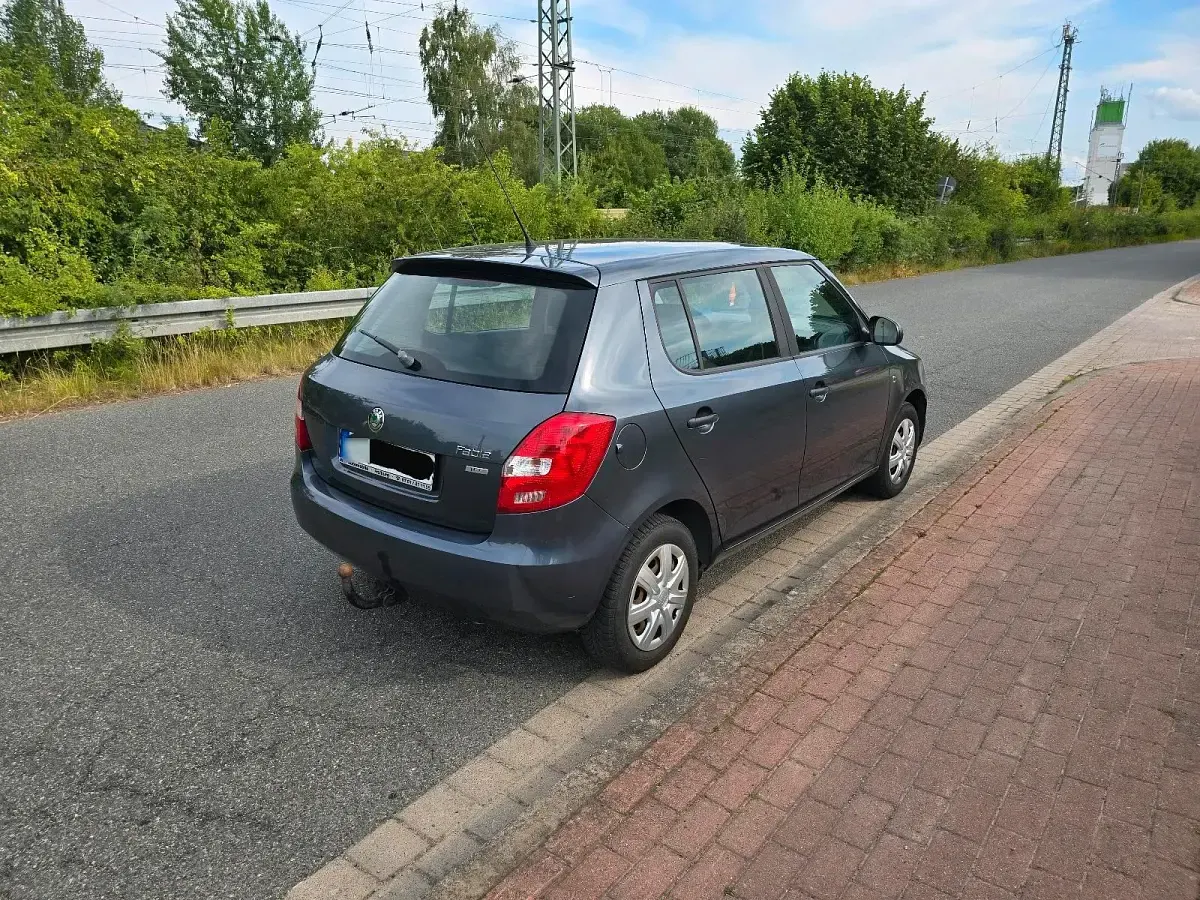 Gebraucht Skoda Fabia 60 PS (44 kW) 2012 Grau Kleinwagen