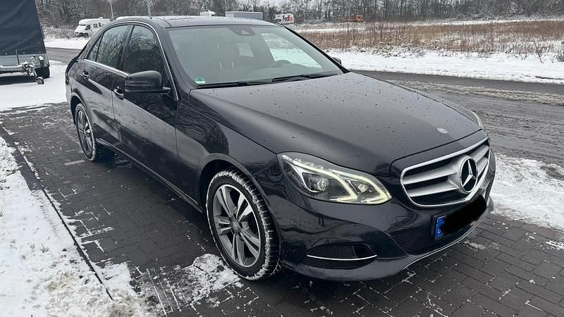 Gebraucht Mercedes E220 Avantgarde 170 PS (125 kW) 2015 Schwarz Limousine