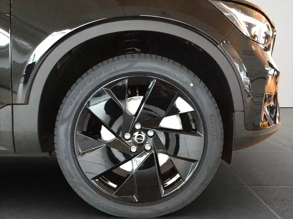 Neu Volvo XC40 Plus 163 PS (119 kW) 2025 Onyx black SUV